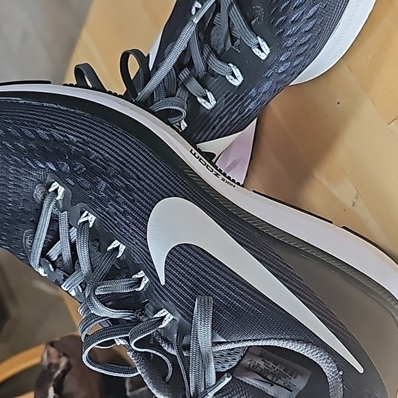 Nike Zoom Sneakers Mens Sz 10.5 Black and White  Excellent Condition - Picture 5 of 10